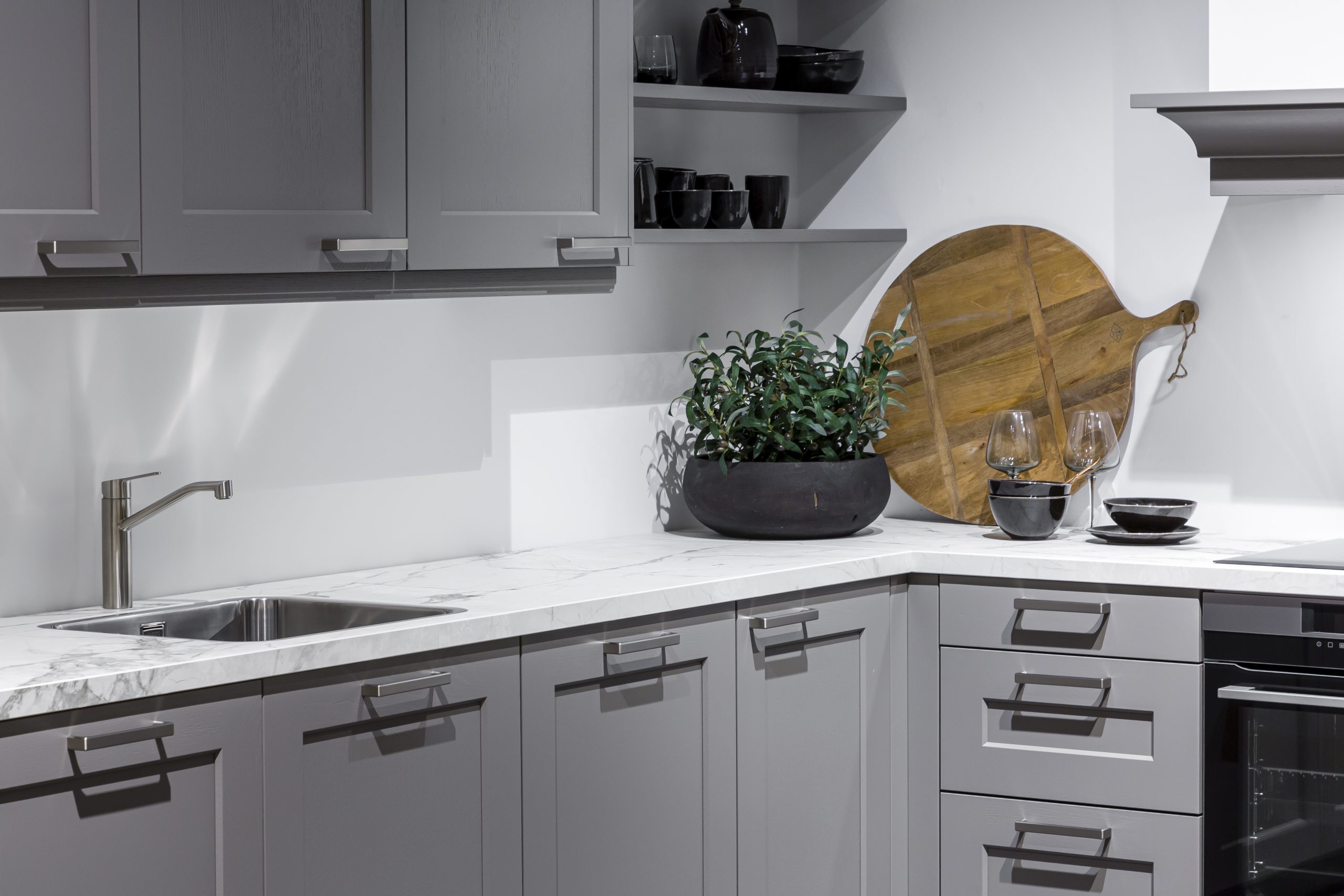 Deze landelijke keuken met kaderdeuren biedt heel veel opbergruimte