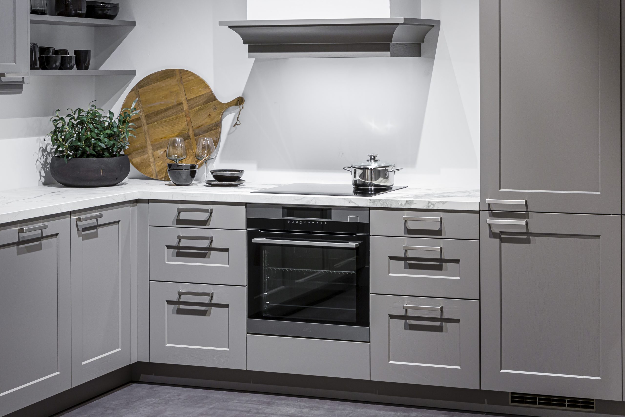 De Landelijke schouw boven de inductiekookplaat