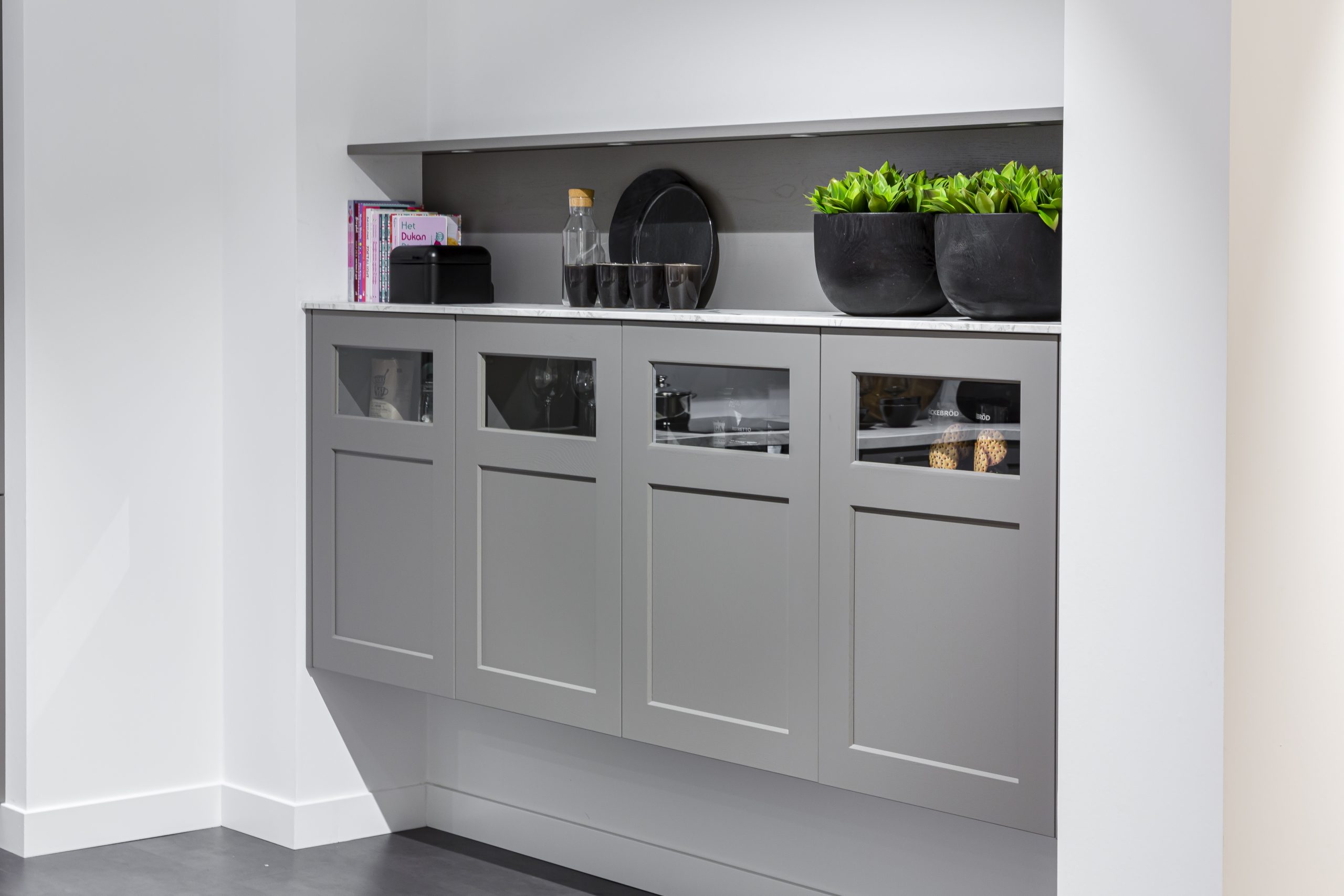 De zwevende keukenkasten hebben een ruimtelijk effect