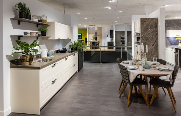 Landelijk ontwerp met hoge kasten