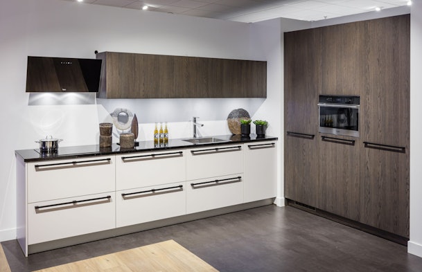 Keukenruimte met kunststof en houtfineer fronten