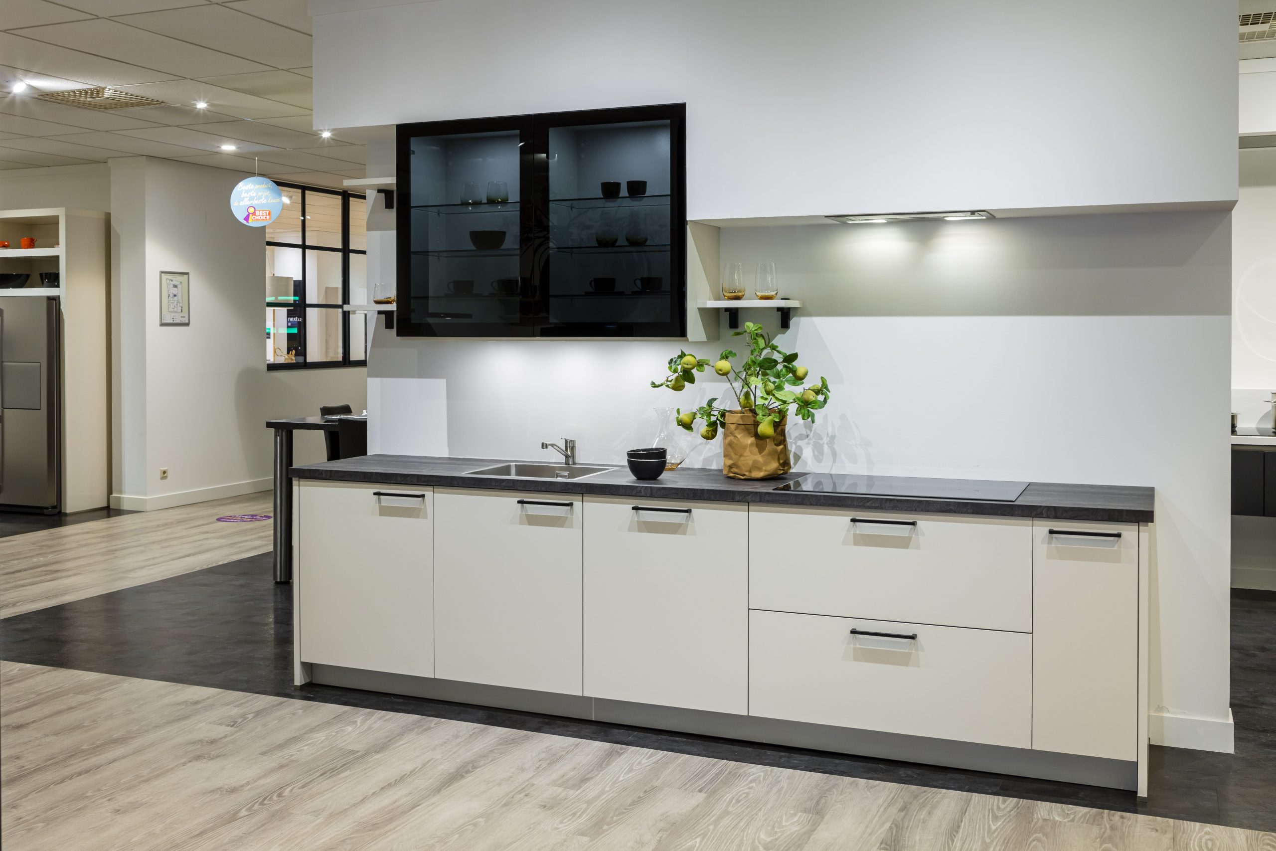 Minimalistische wandopstelling met zwart vitrinedetail