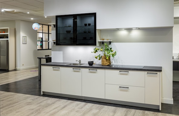 Minimalistische wandopstelling met zwart vitrinedetail