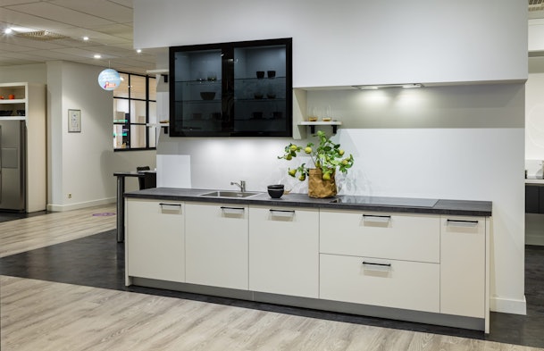 Minimalistische wandopstelling met zwart vitrinedetail