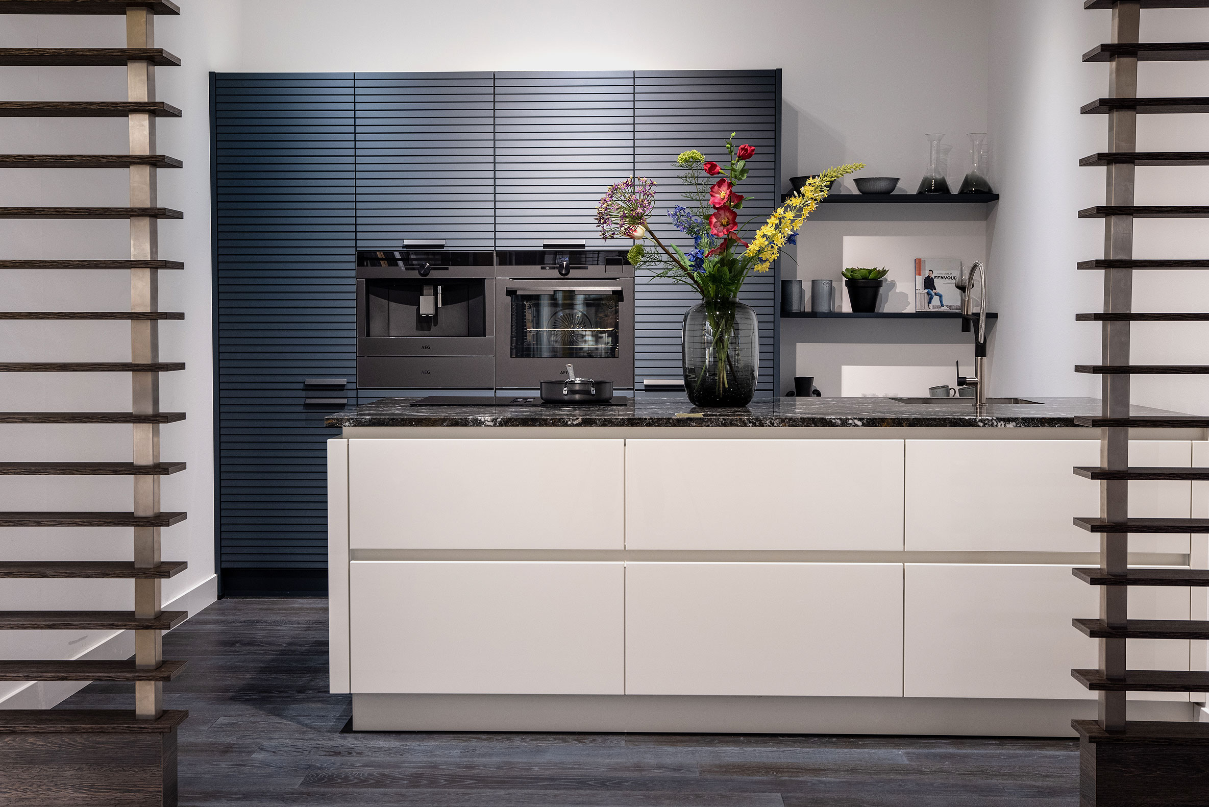 Uniek keukendesign door gebruik van contrasteren kleuren en materialen - Bemmel & Kroon keukens