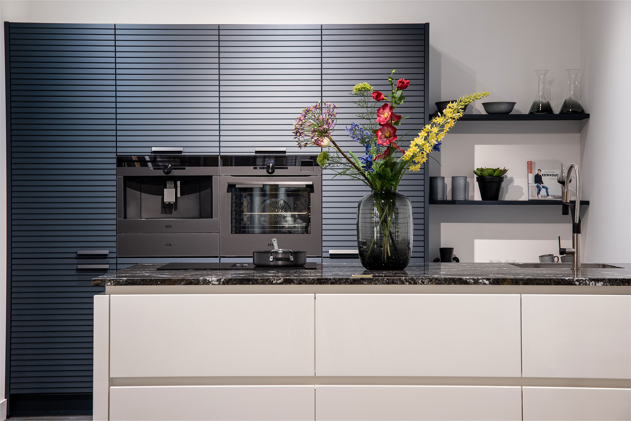 Maak kennis met uniek keukendesign door gebruik van contrasteren kleuren en materialen - Bemmel & Kroon keukens