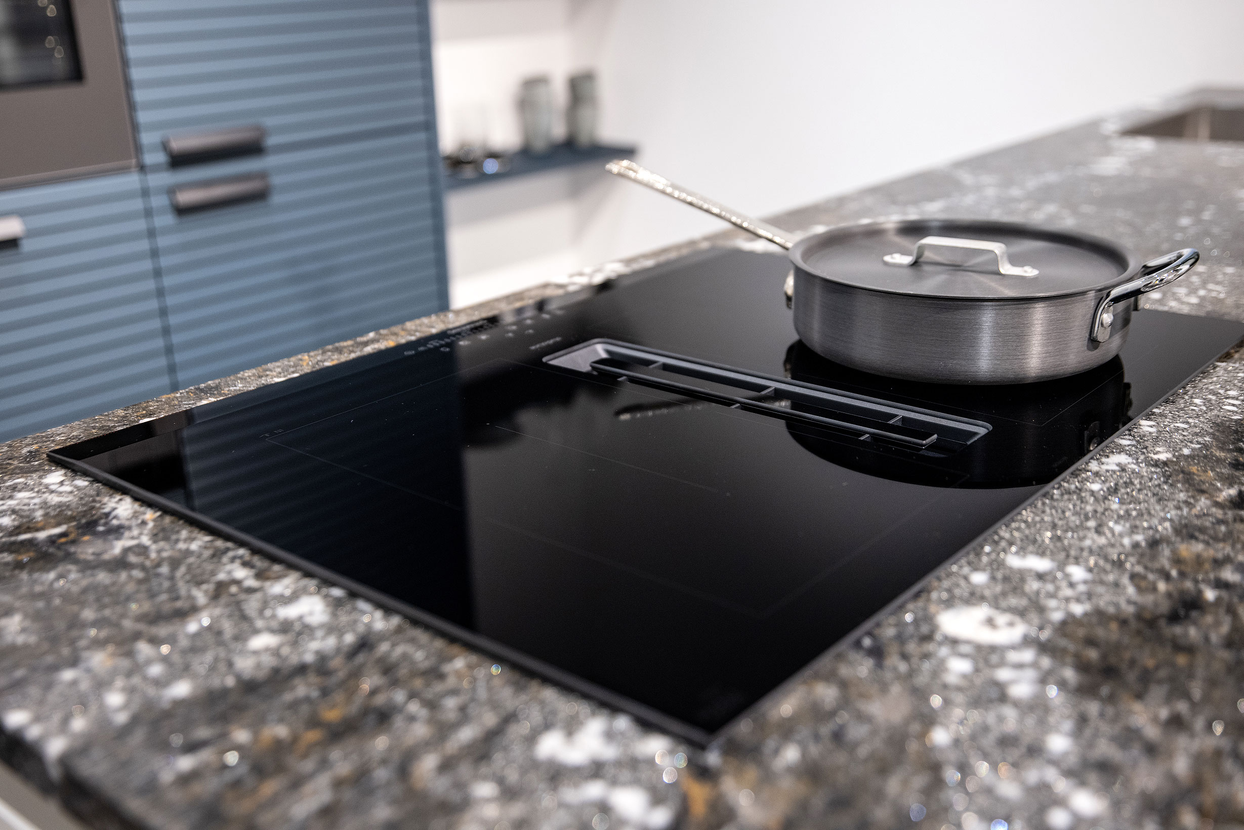 Door de in de Siemens inductie kookplaat geintegreede afzuiging is een afzuigkap boven het eiland overbodig - Bemmel & Kroon keukens