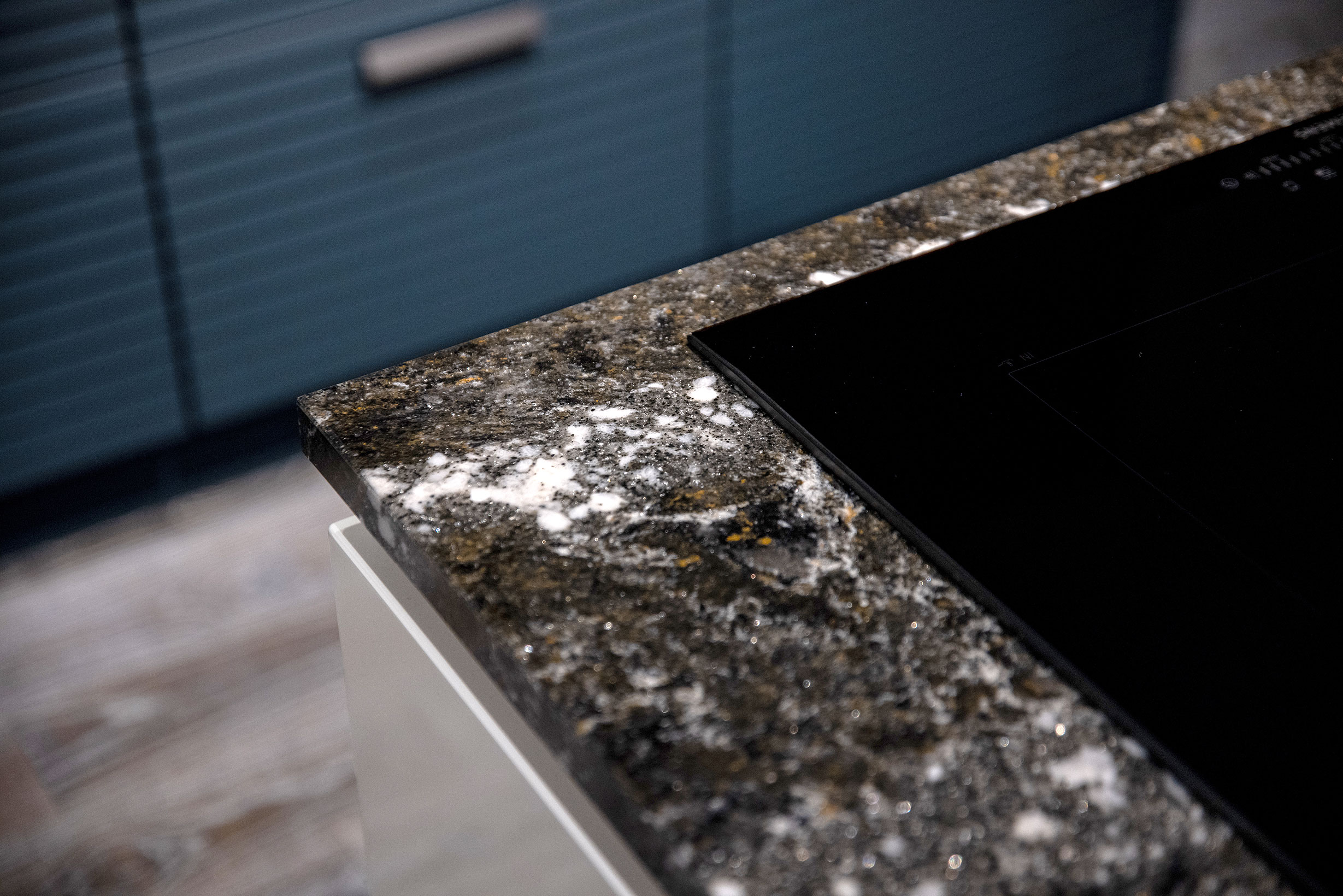 Composiet keukenblad met schitterende gouden vlokken - Bemmel & Kroon keukens