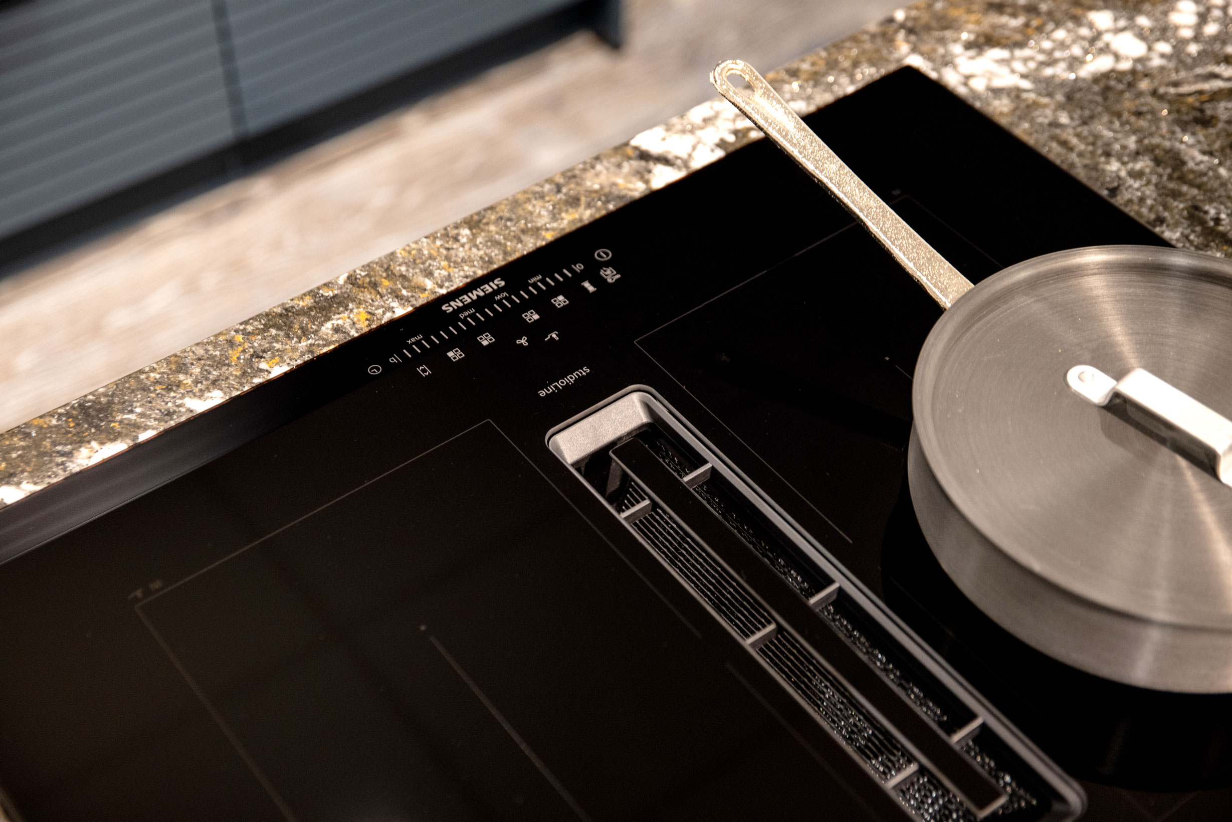 Koken op deze inductie kookplaat is een waar genot - Bemmel & Kroon keukens