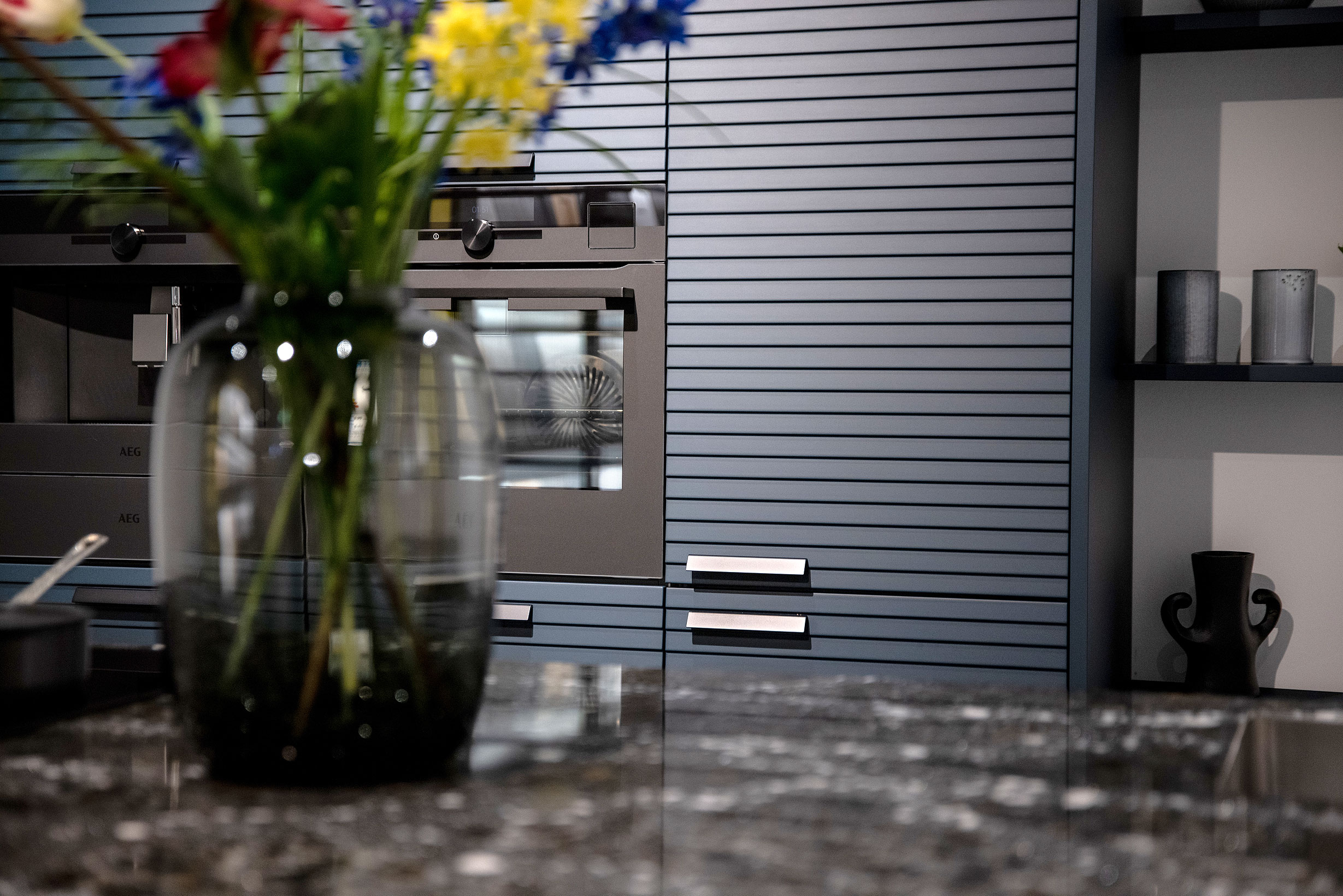 Mat gelakt front met een horizontale lamellen look - Bemmel & Kroon keukens