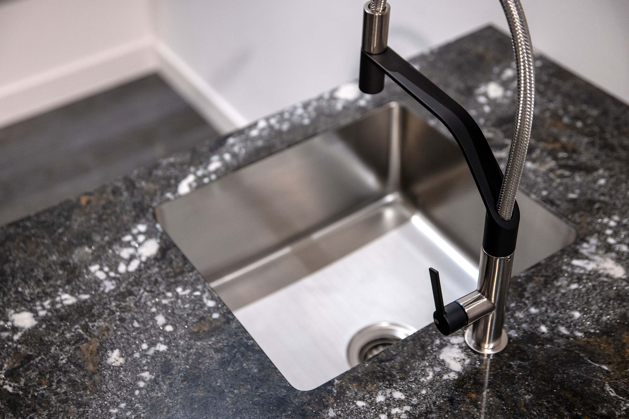 De onderbouw spoelbak in het composiet werkblad - Bemmel & Kroon keukens