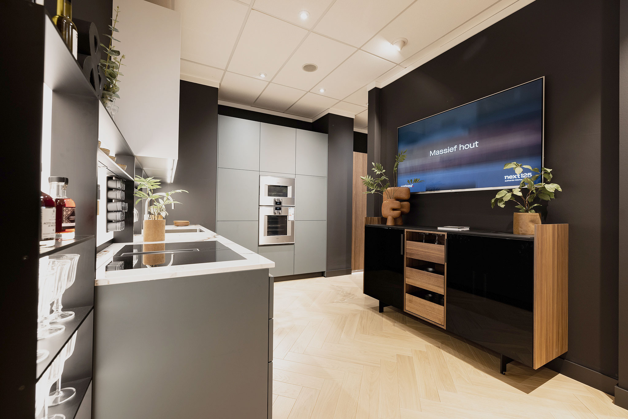 Mat gelakt front in de kleur kobalt groen gecombineerd met een design buffetkast.