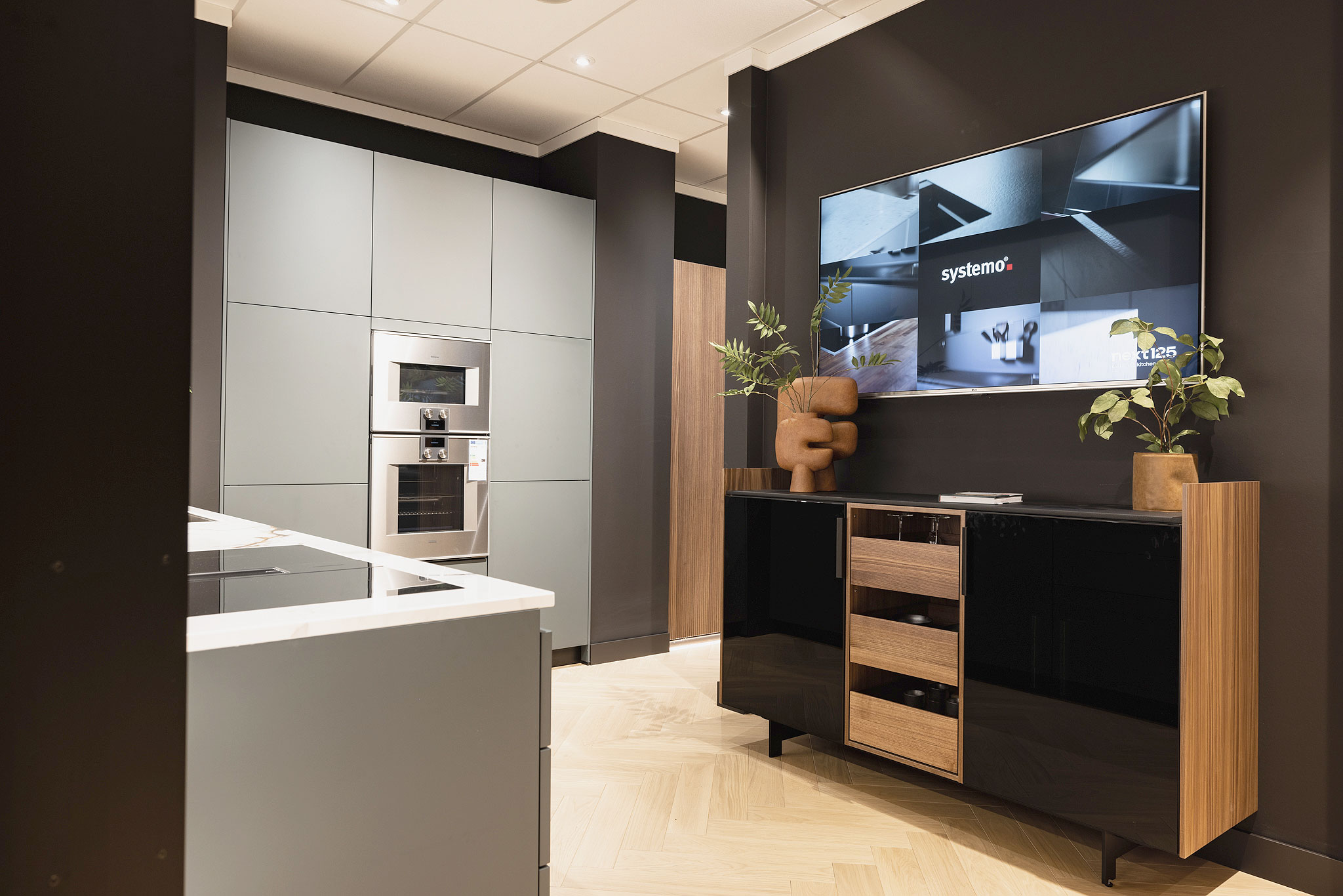 De keukendeuren in een single line greeploze uitvoering.