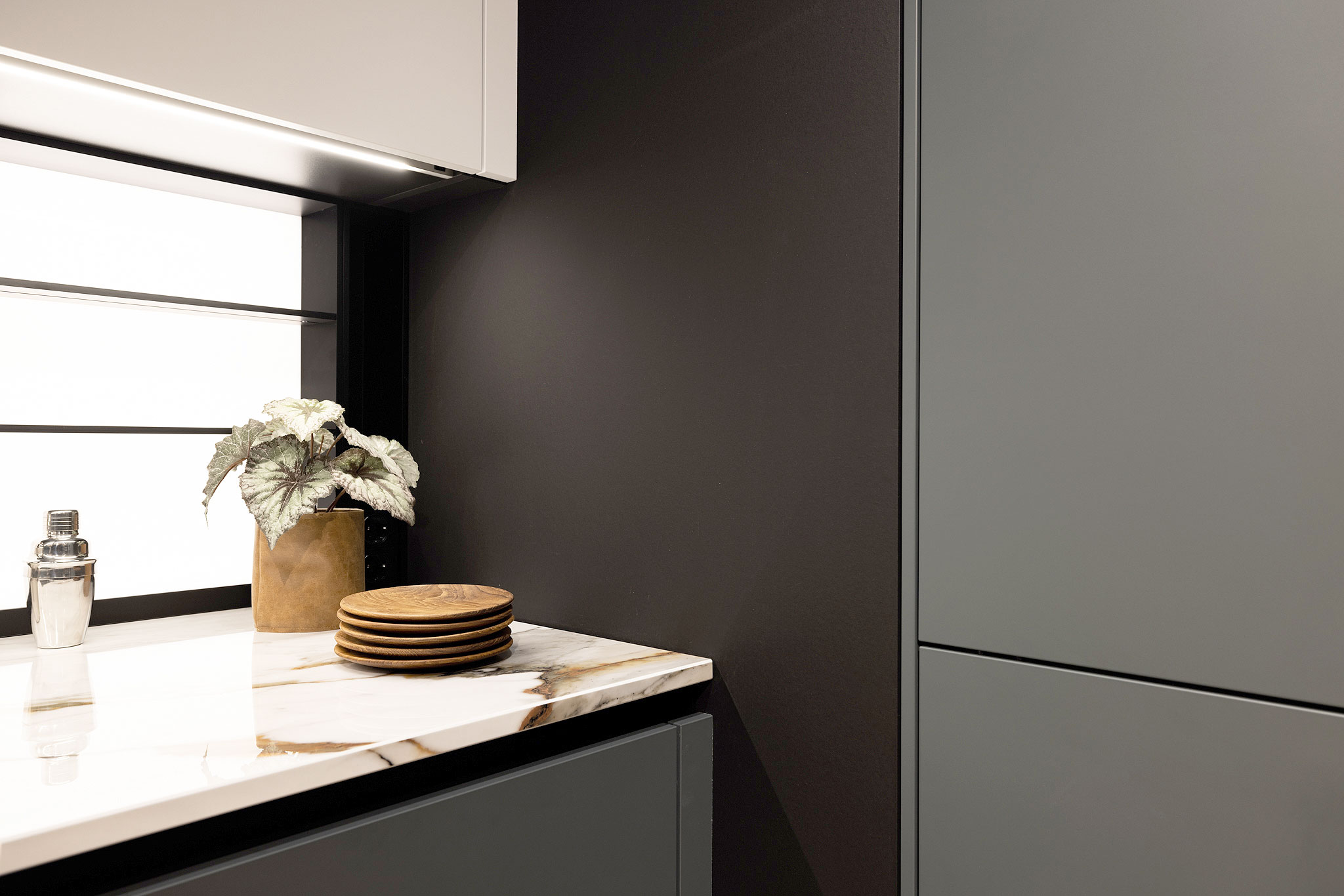 De kobaltgroene fluweelmat gelakte fronten zijn voorzien van een AFP-oppervlak (Anti-Finger-Print).