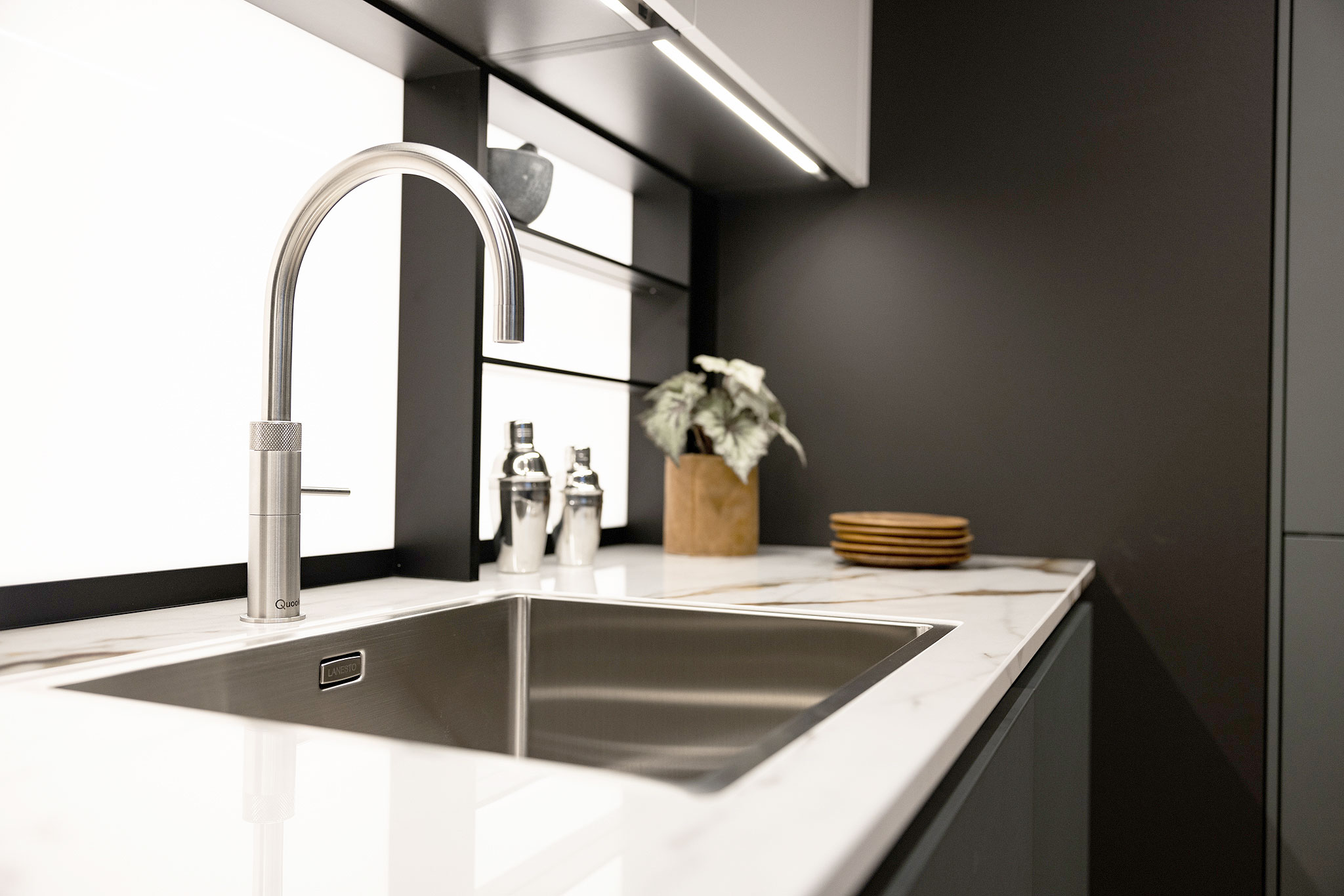 De Quooker kokend water kraan heeft dezelfde RVS afwerking als de Lanesto spoelbak.