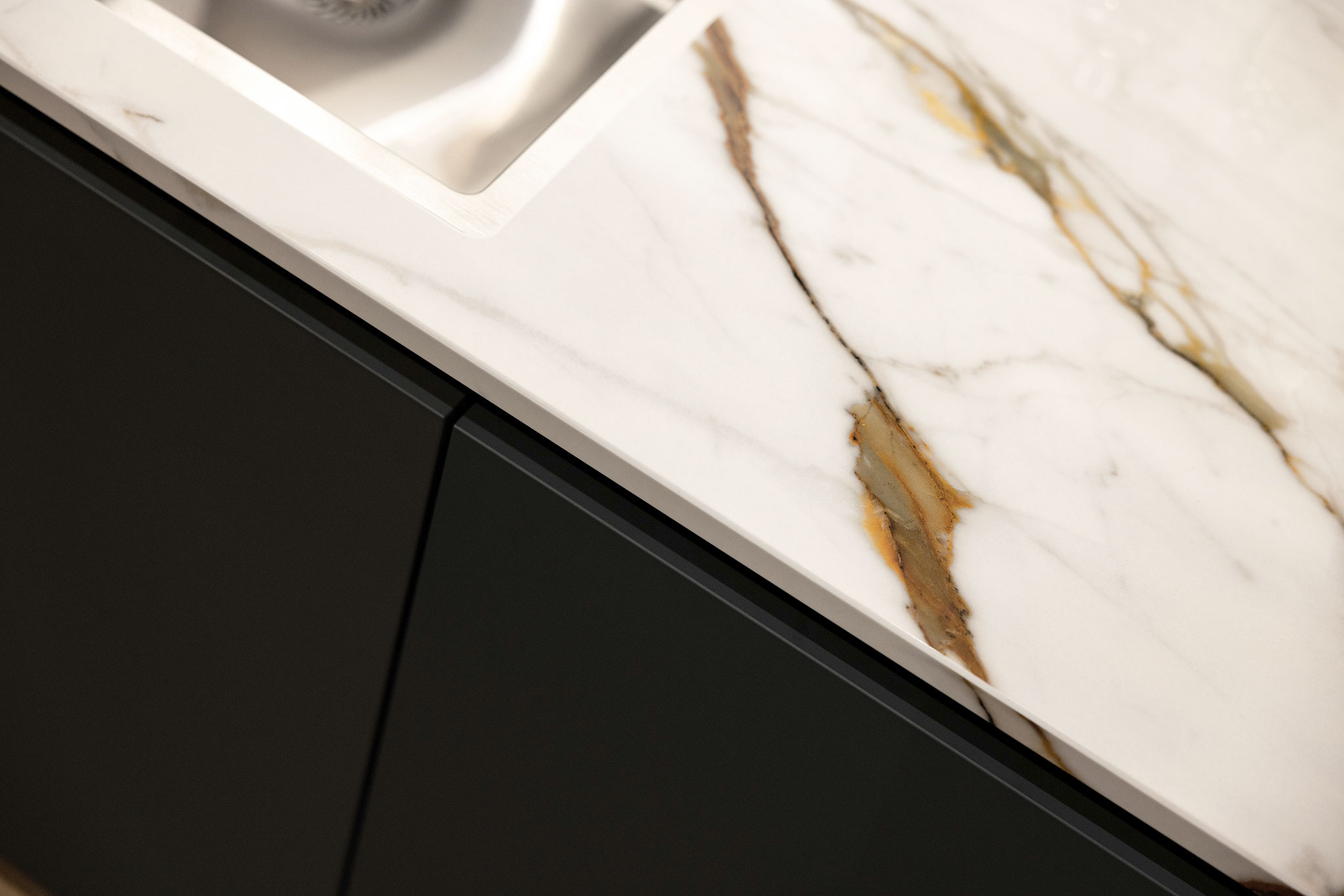 Op het spectacle keramieken werkblad kunnen levensmiddelen rechtstreeks en hygiënisch worden verwerkt.