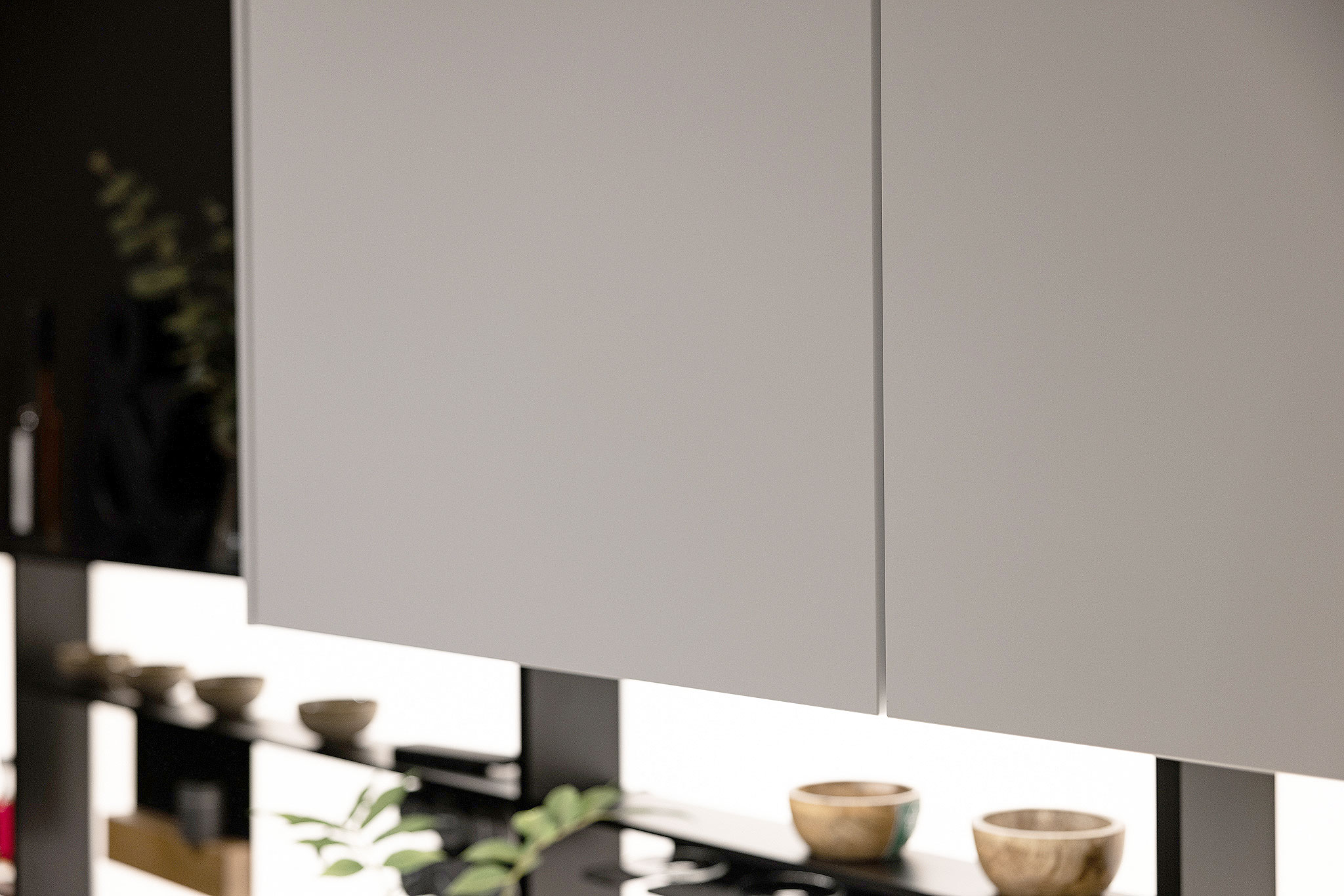 Witte bovenkastjes bieden een mooi contrast bij de kobalt groene fronten.