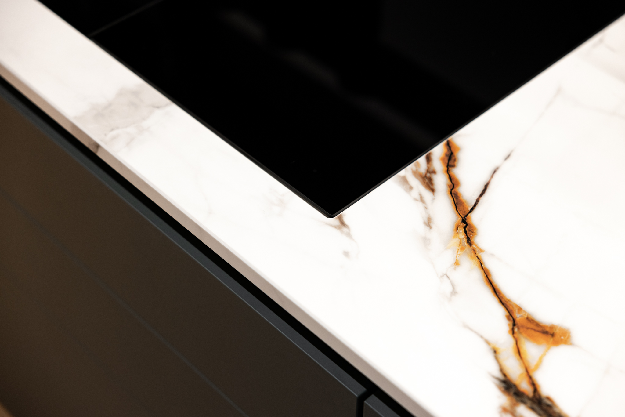 Het werkblad is gemaakt van keramiek, een duurzaam en hygiënisch materiaal dat bestand is tegen krassen, vlekken en hitte.