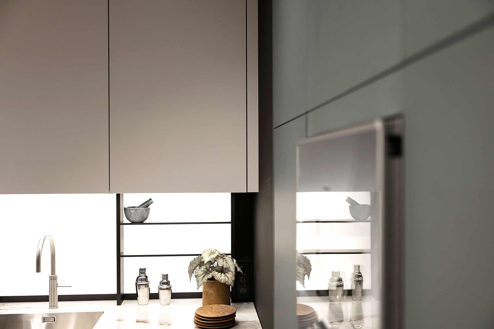 De witte bovenkasten bieden veel extra opbergruimte