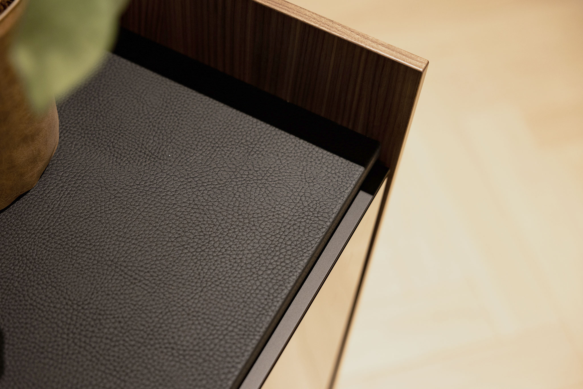 Het dressoir is verfijnd met een opleg van veganistisch leer.