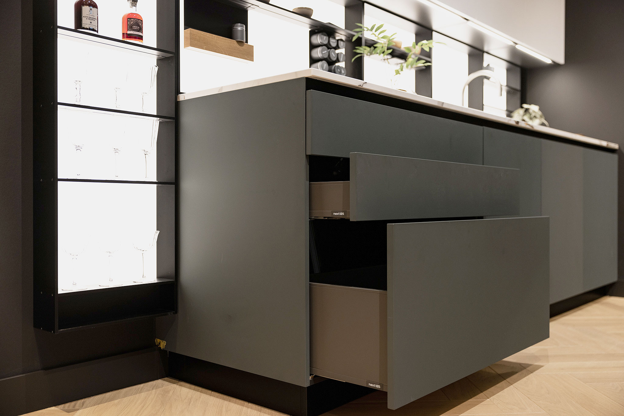 Ruime laden voor het opbergen van uw pannen en kookgerei.