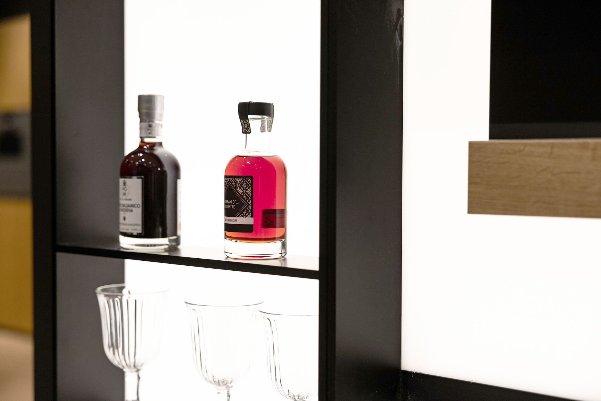 Een frame van onyxzwart aluminium vormt de basis van de nissenkast.