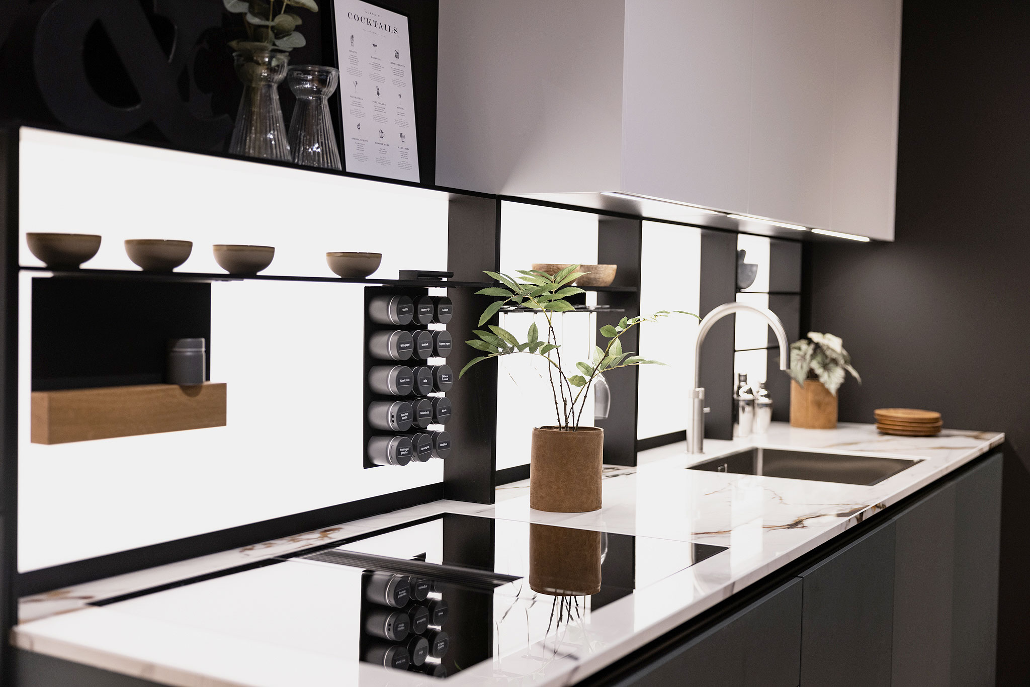 Flexibele opberging, optimale ergonomie en mooie verlichting.