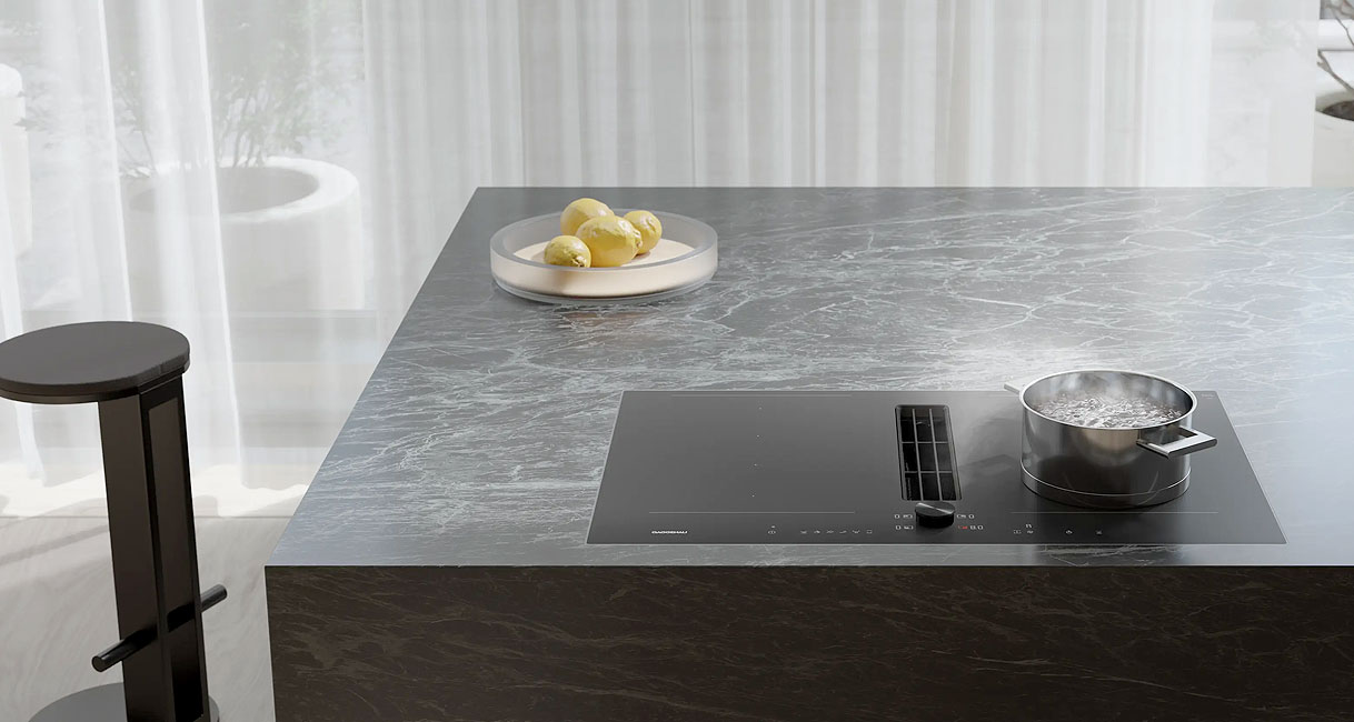 Gaggenau 200 serie inductiekookplaat met afzuiging en flex-zones met pannen op een kookeiland