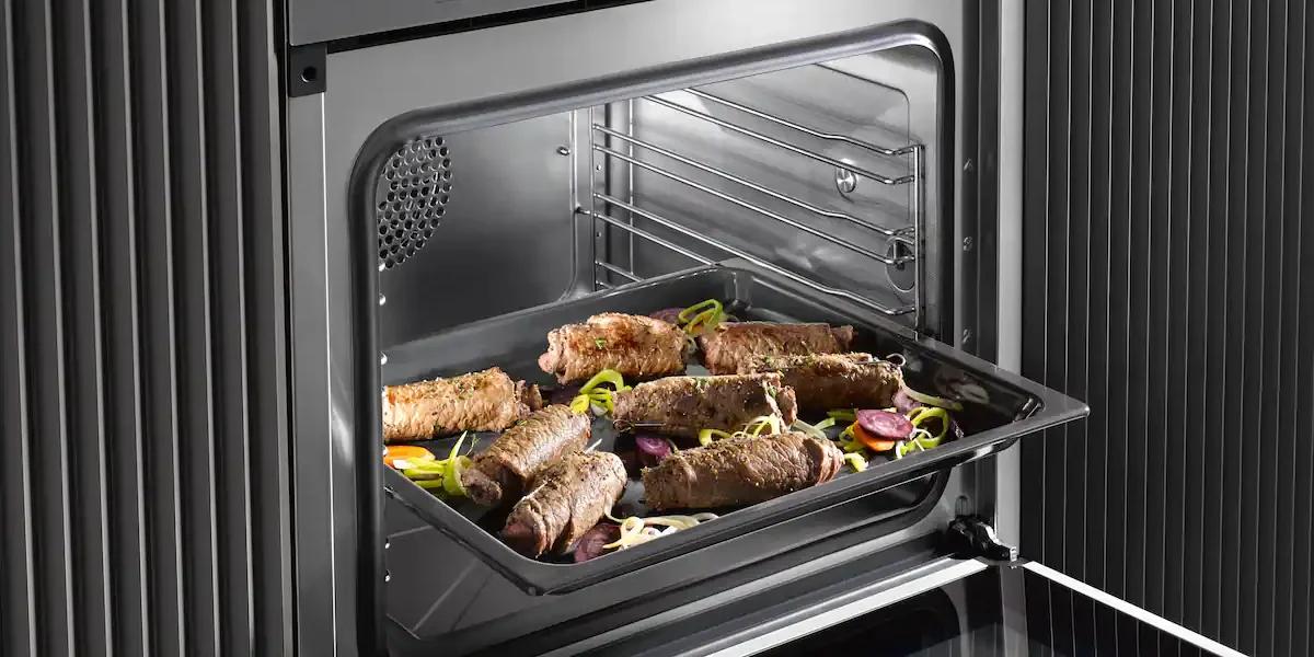 Vleesgerecht met groente in een Miele oven.