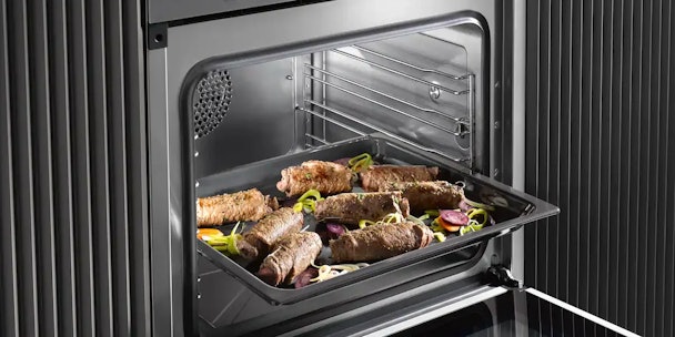 Vleesgerecht met groente in een Miele oven.