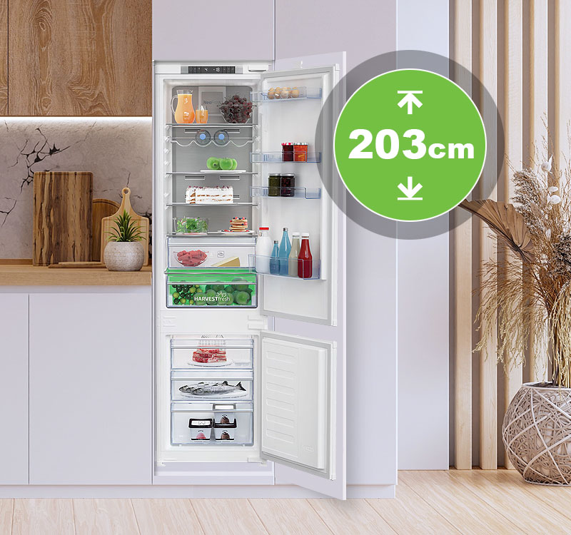 Inbouwkoelkast van 203 cm hoogte in moderne keuken met open deur en royale koel- en vriesindeling.