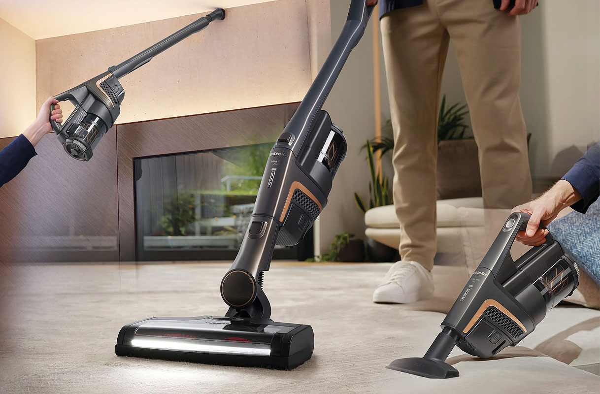 3-in-1 stofzuiger Miele Triflex in drie configuraties: steelstofzuiger, handstofzuiger en kruimelzuiger op moderne woonkamer vloer