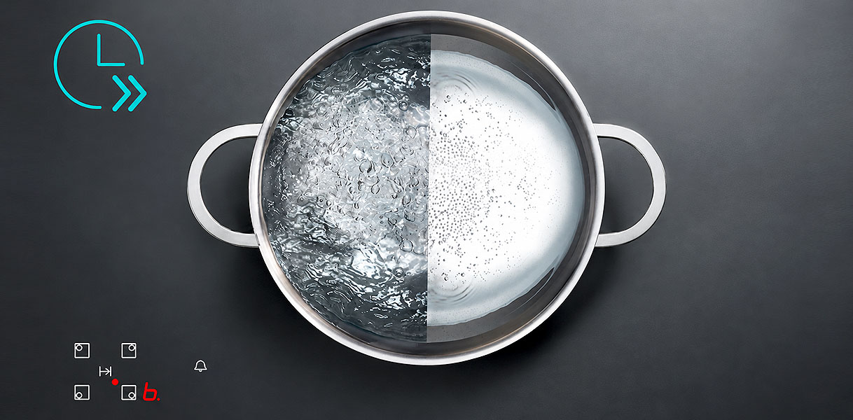 Kokend water in een pan op een inductiekookplaat met boosterfunctie geactiveerd