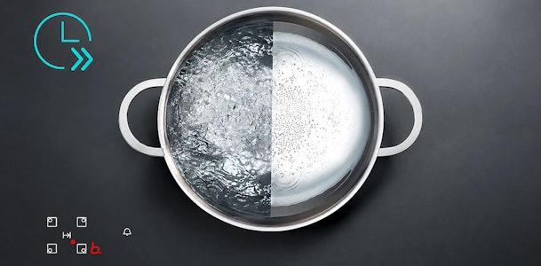 Kokend water in een pan op een inductiekookplaat met boosterfunctie geactiveerd