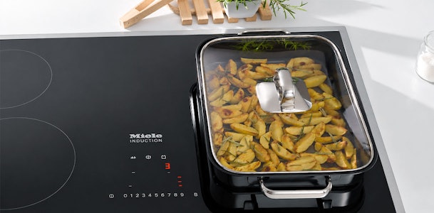 Braadslede met aardappelen op twee gekoppelde zones van een Miele inductiekookplaat