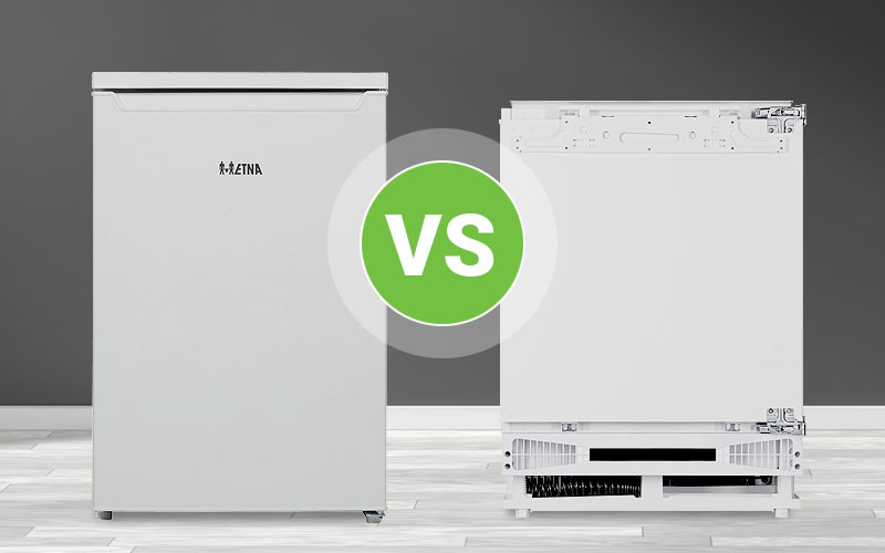 Vrijstaande tafelmodel koelkast naast een onderbouw koelkast met ventilatierooster, visueel verschil tussen beide typen.