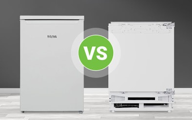 Vrijstaande tafelmodel koelkast naast een onderbouw koelkast met ventilatierooster, visueel verschil tussen beide typen.