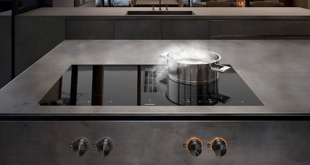 Gaggenau 400 serie inductiekookplaat met afzuiging van 90 cm breed met flex-inductiezones en draaiknoppen