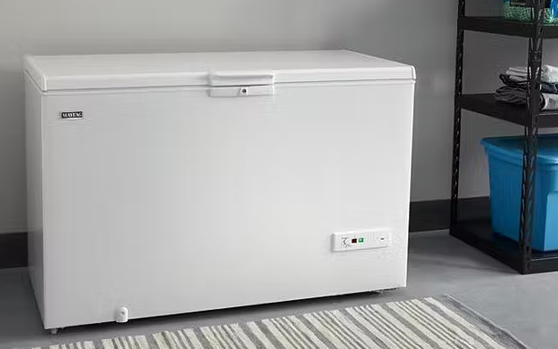 Vrieskist in een opgeruimde schuur om te tonen welke vriezers geschikt zijn voor lage temperaturen