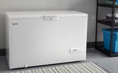 Vrieskist in een opgeruimde schuur om te tonen welke vriezers geschikt zijn voor lage temperaturen