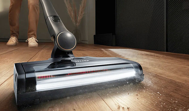 Miele stofzuigerborstel met LED-verlichting toont krachtige zuigprestaties op parket