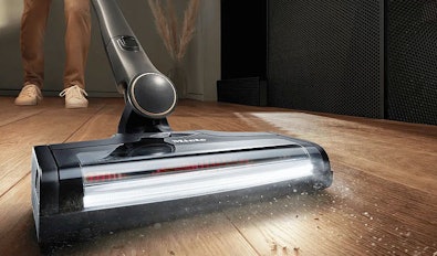 Miele stofzuigerborstel met LED-verlichting toont krachtige zuigprestaties op parket