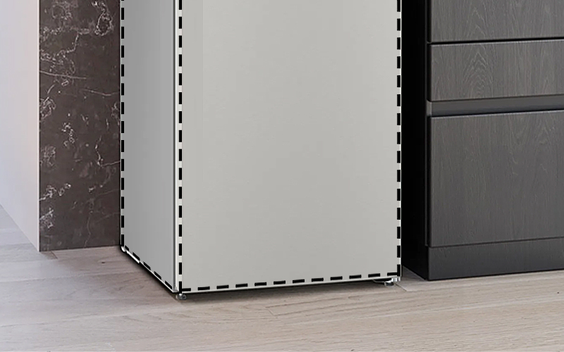 Vriezer met gemarkeerde nismaten om te laten zien welke afmetingen belangrijk zijn bij inbouw