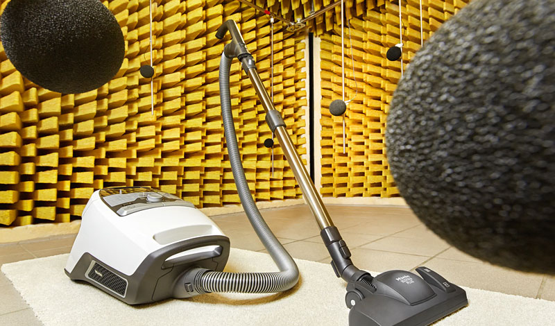 Stille stofzuiger in geluidsstudio toont laag geluidsniveau en geluidsdemping