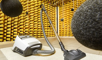 Stille stofzuiger in geluidsstudio toont laag geluidsniveau en geluidsdemping