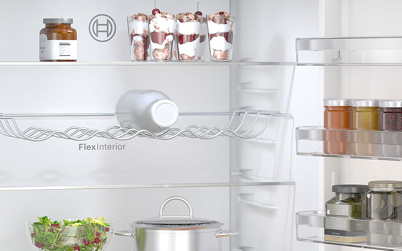 6. Een koelkast indeling met een flessenrek en verstelbare schappen.