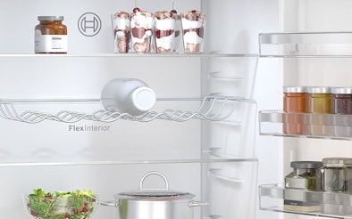 6. Een koelkast indeling met een flessenrek en verstelbare schappen.