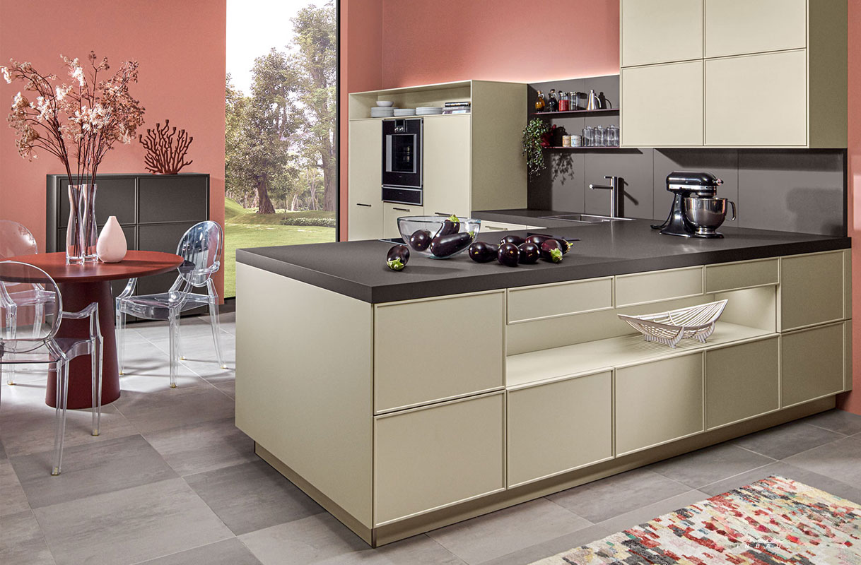 Zandkleurige moderne keuken met kookeiland, donker antraciet werkblad en terracotta wand volgens de 60-30-10 kleurregel.