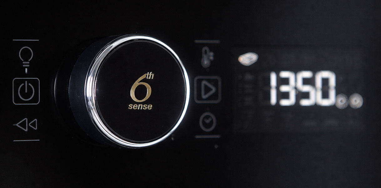 Whirlpool 6th Sense technologie display met draaiknop en bedieningspaneel op donkere achtergrond