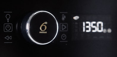 Whirlpool 6th Sense technologie display met draaiknop en bedieningspaneel op donkere achtergrond